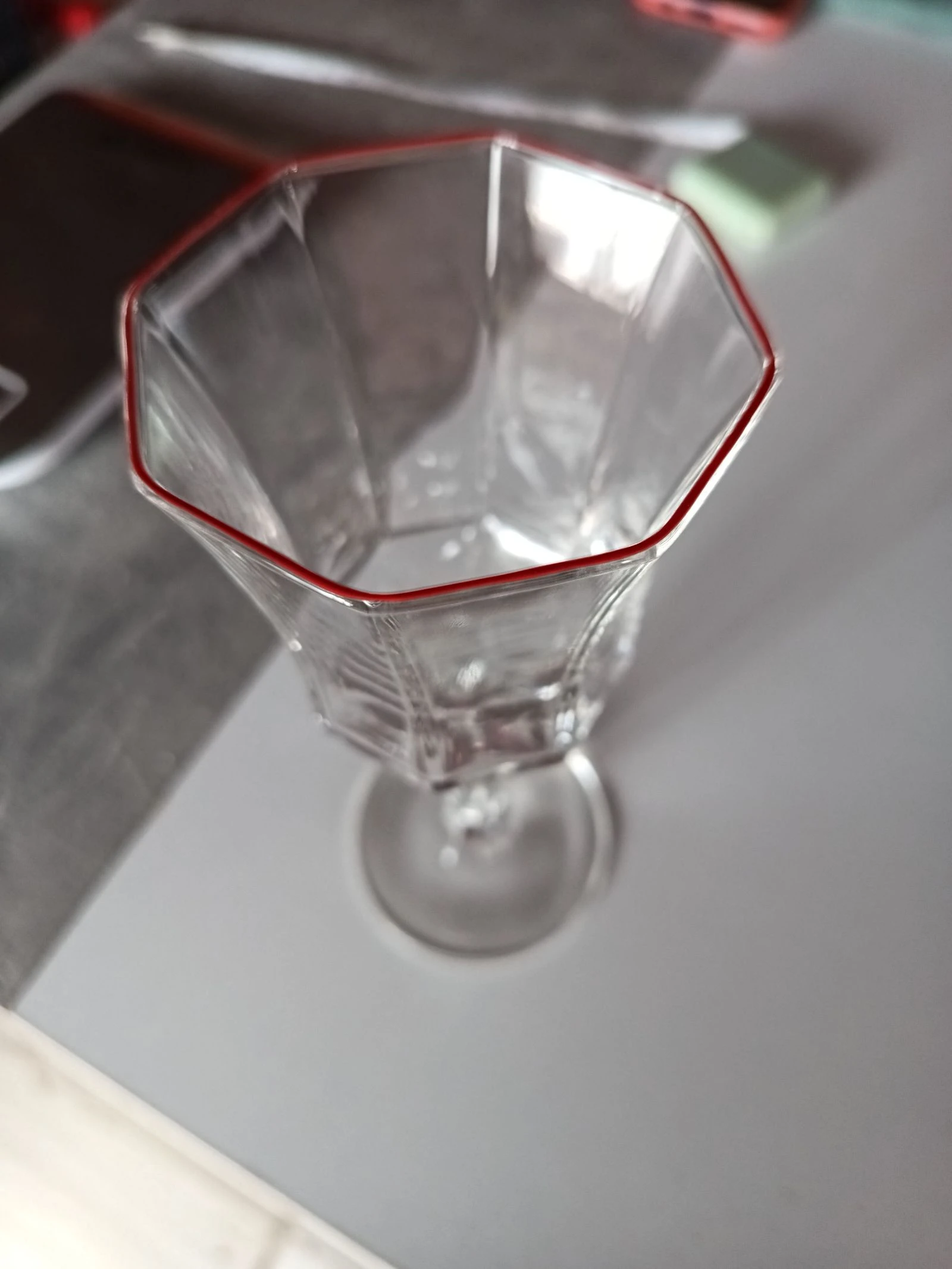 Copa octagonal yoplait borde rojo 
